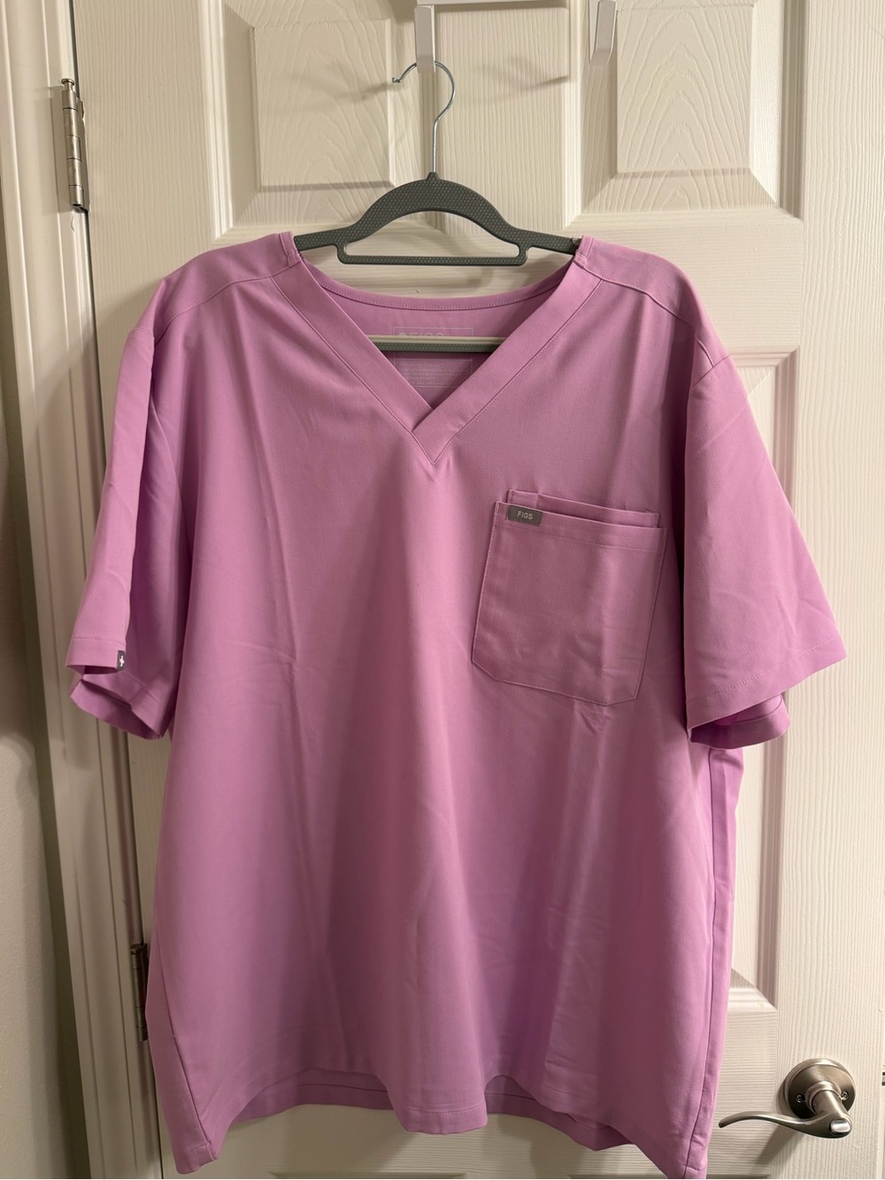 FIGS Men's V-Neck Scrub Top - Lavender Pink